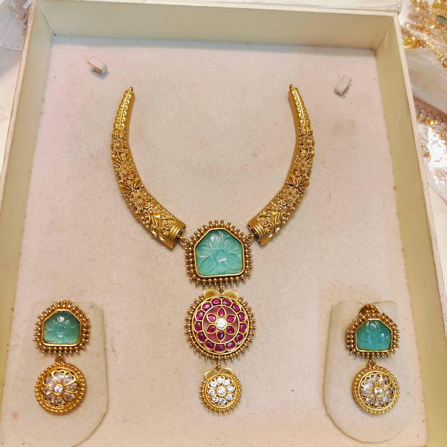 Gold antique finish Kanti necklace set premium quality