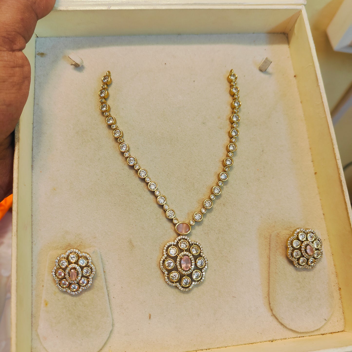 Simple kundan neckset