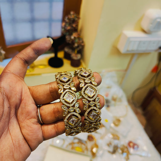 Kundan bangle with square and flower motif