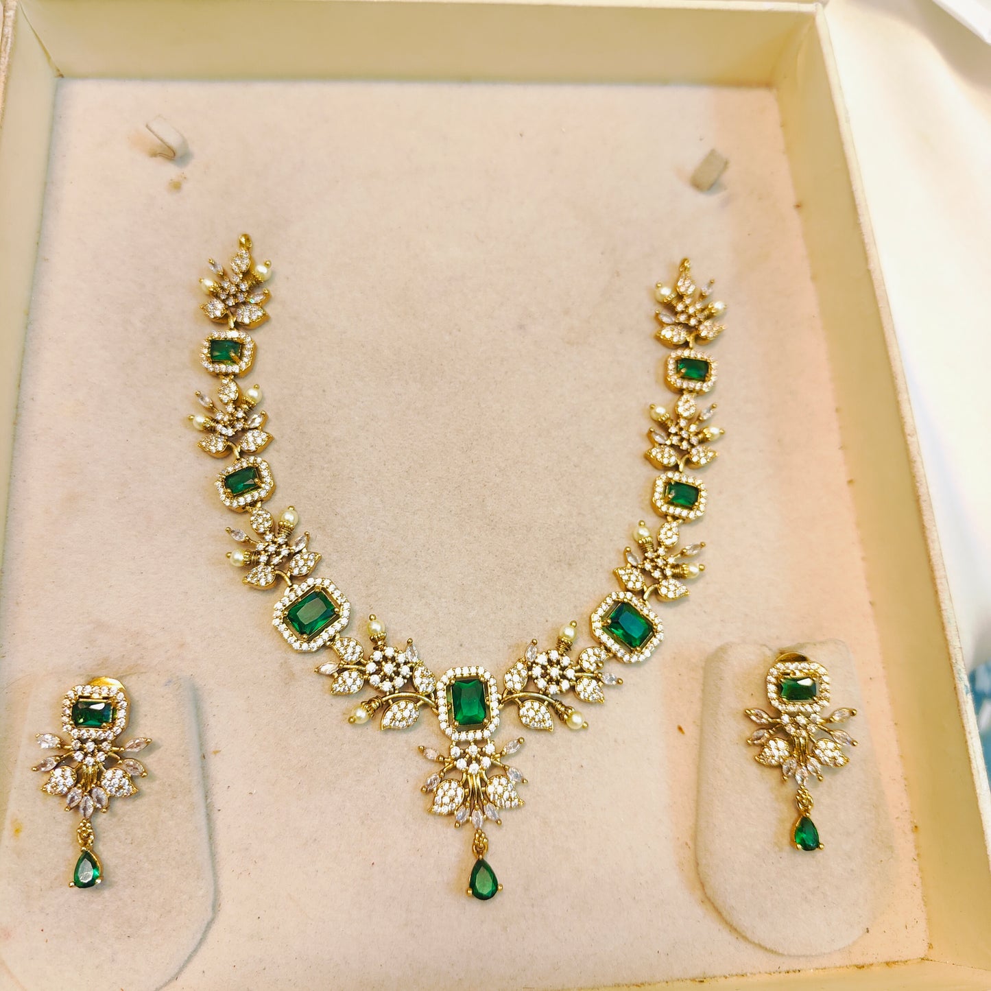 Emerald floral neckset