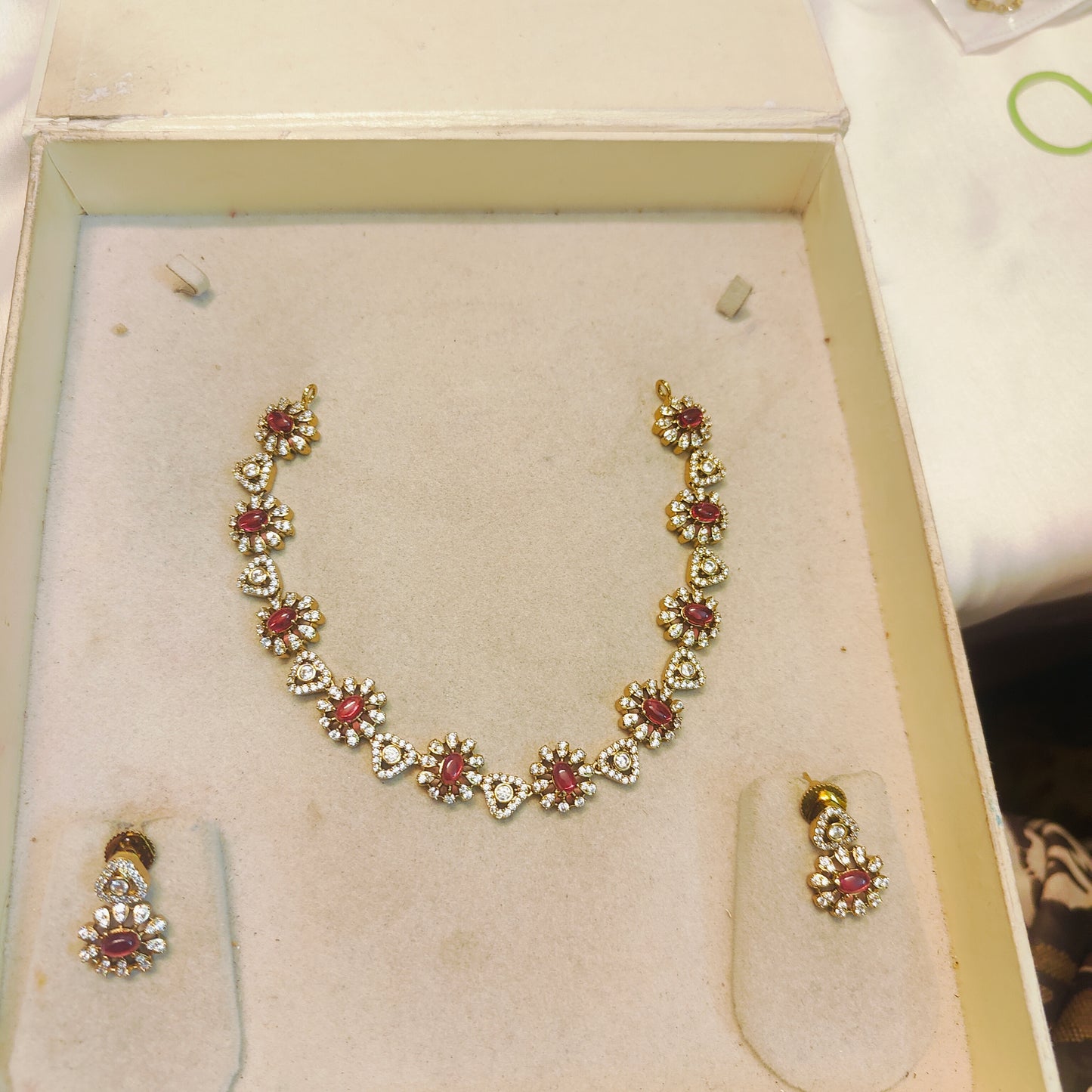 Radiant ruby red neckset