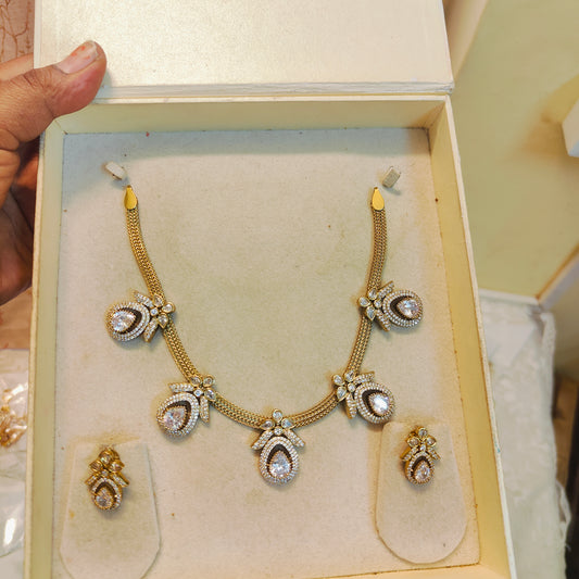 Elegant teardrop necklace set
