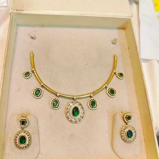 Elegant emerald kundan neckset