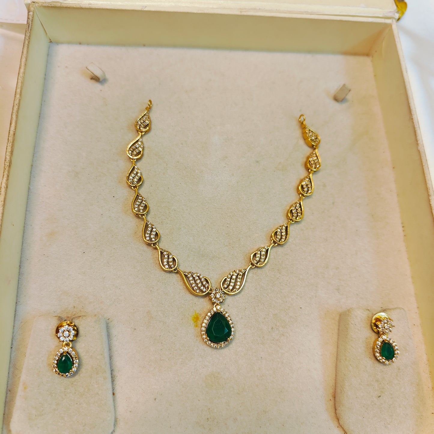Elegant green stone teardrop necklace set