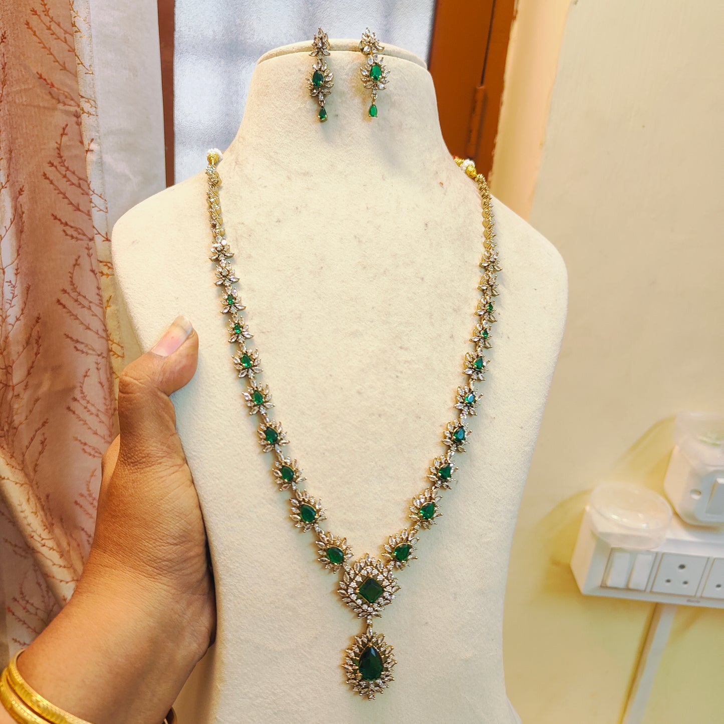 Sparkling emerald AD stone haram