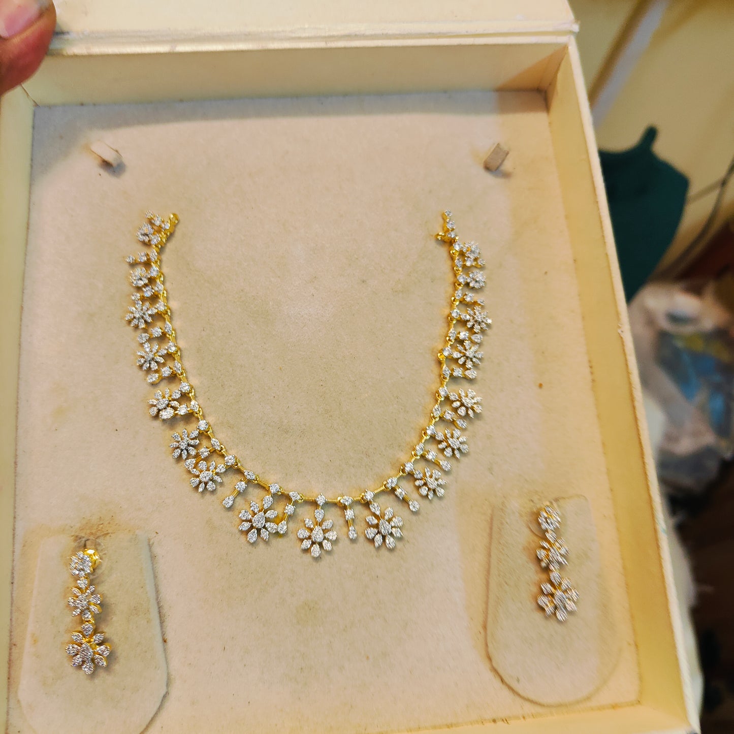 Floral Gj polish necklace set