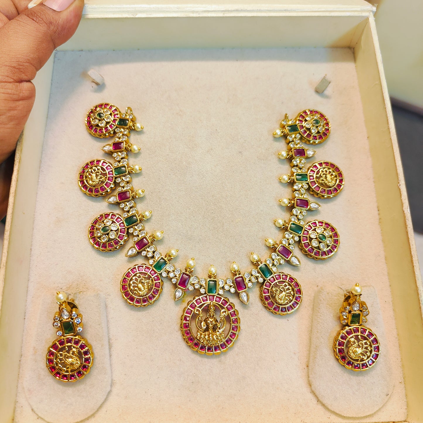 Vibrant ruby and green Kemp Jadau necklace set