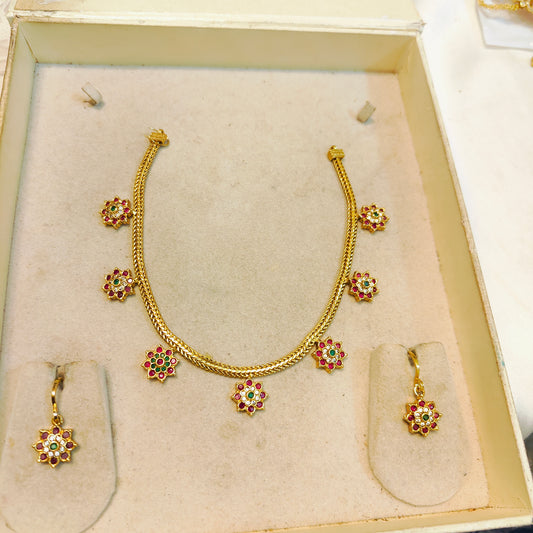 Floral charm gold necklace set