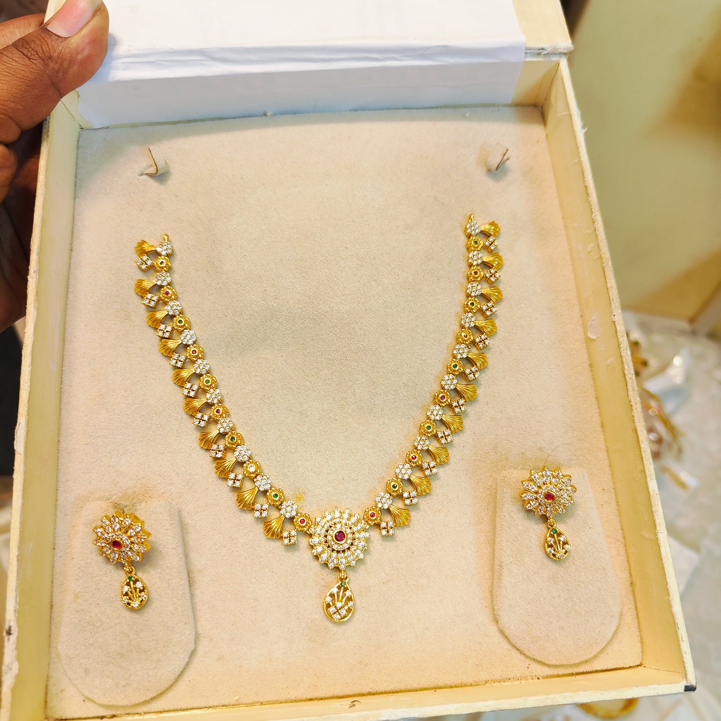 Classic floral design necklace set