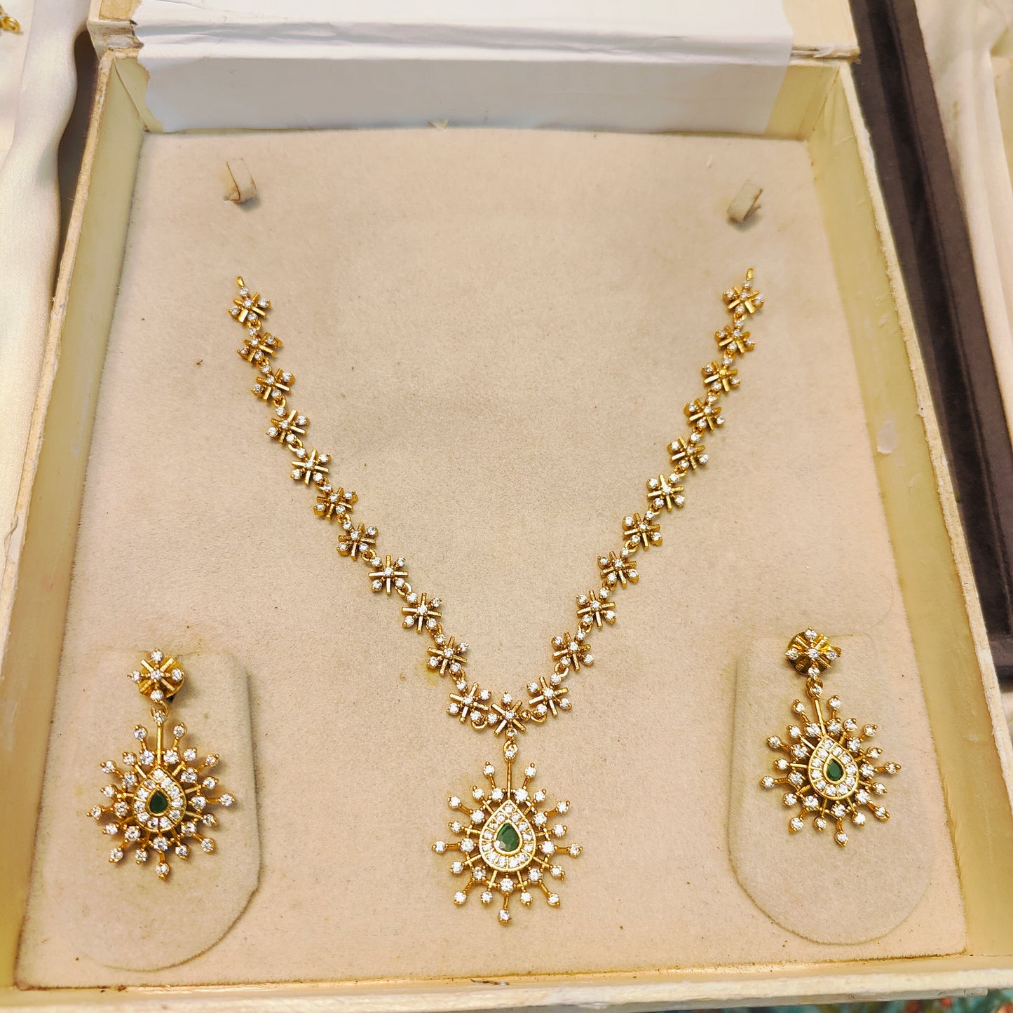 Minimalist Emerald Diamond replica design necklace set