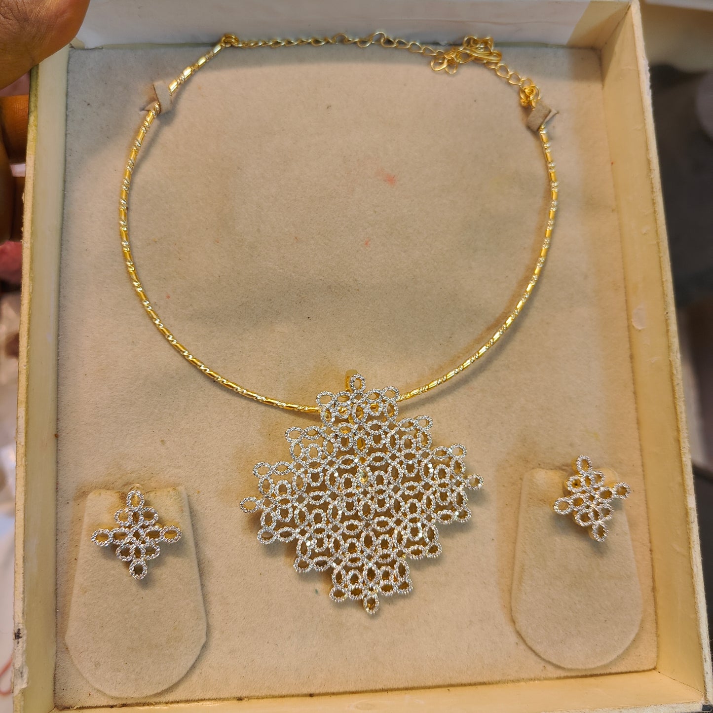 Gj polish Kolam pendant set with Hasli
