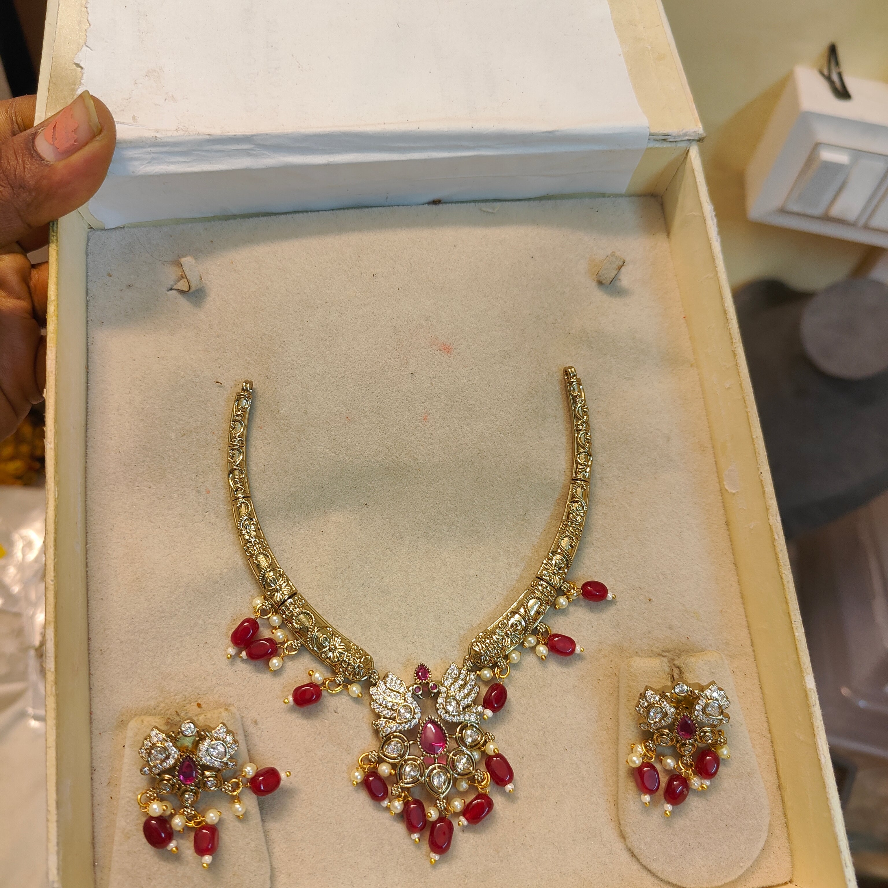 Bird Motif Victoria Kanti necklace set with red beads