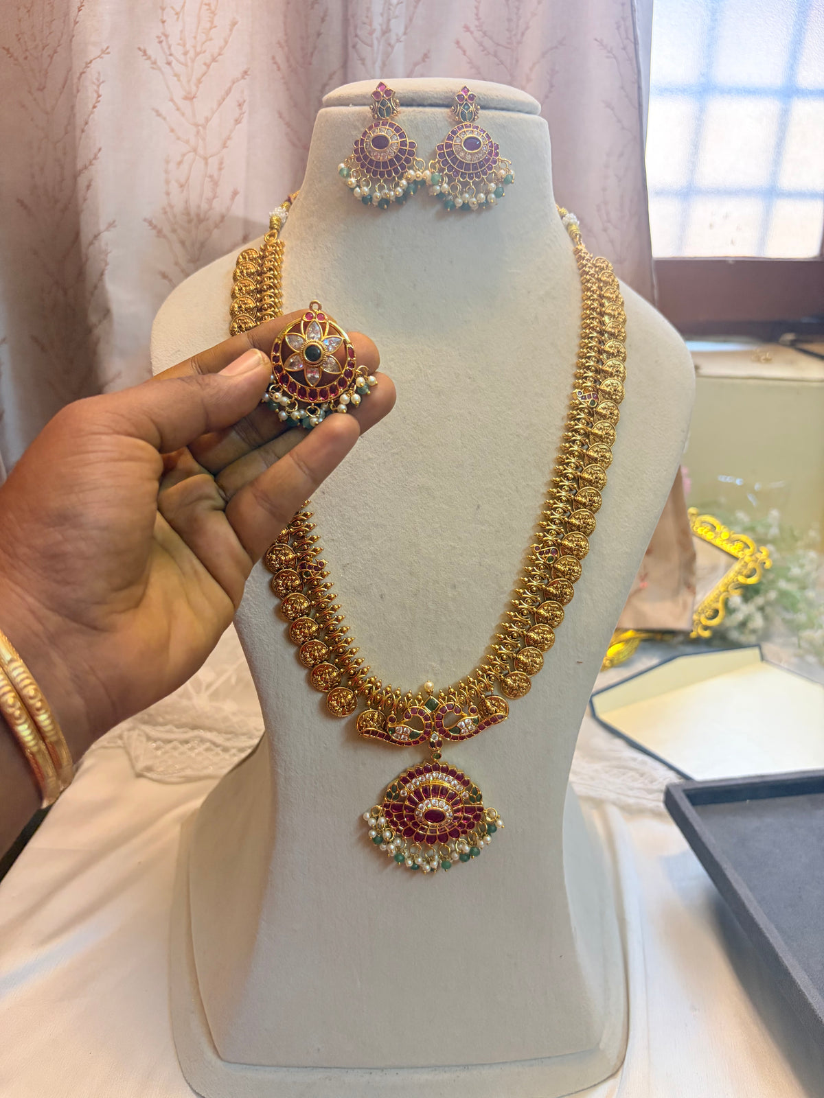 Pure kemp stones gold antique finish jadau haram with detachable pendant
