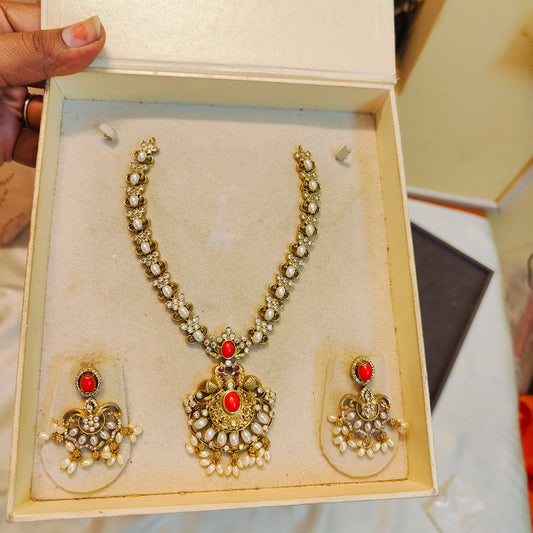 Classic pearl necklace set