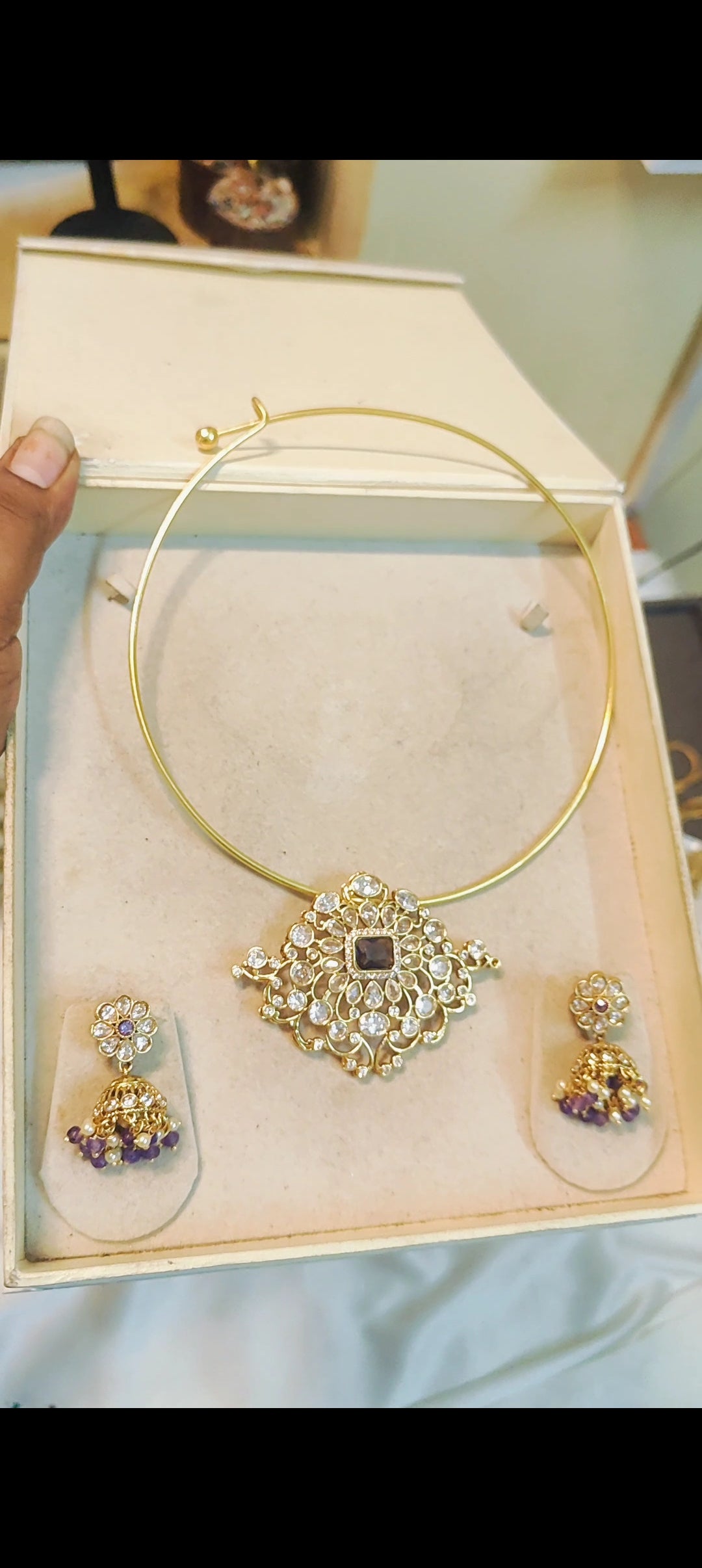Heritage inspired pendant set with hasli