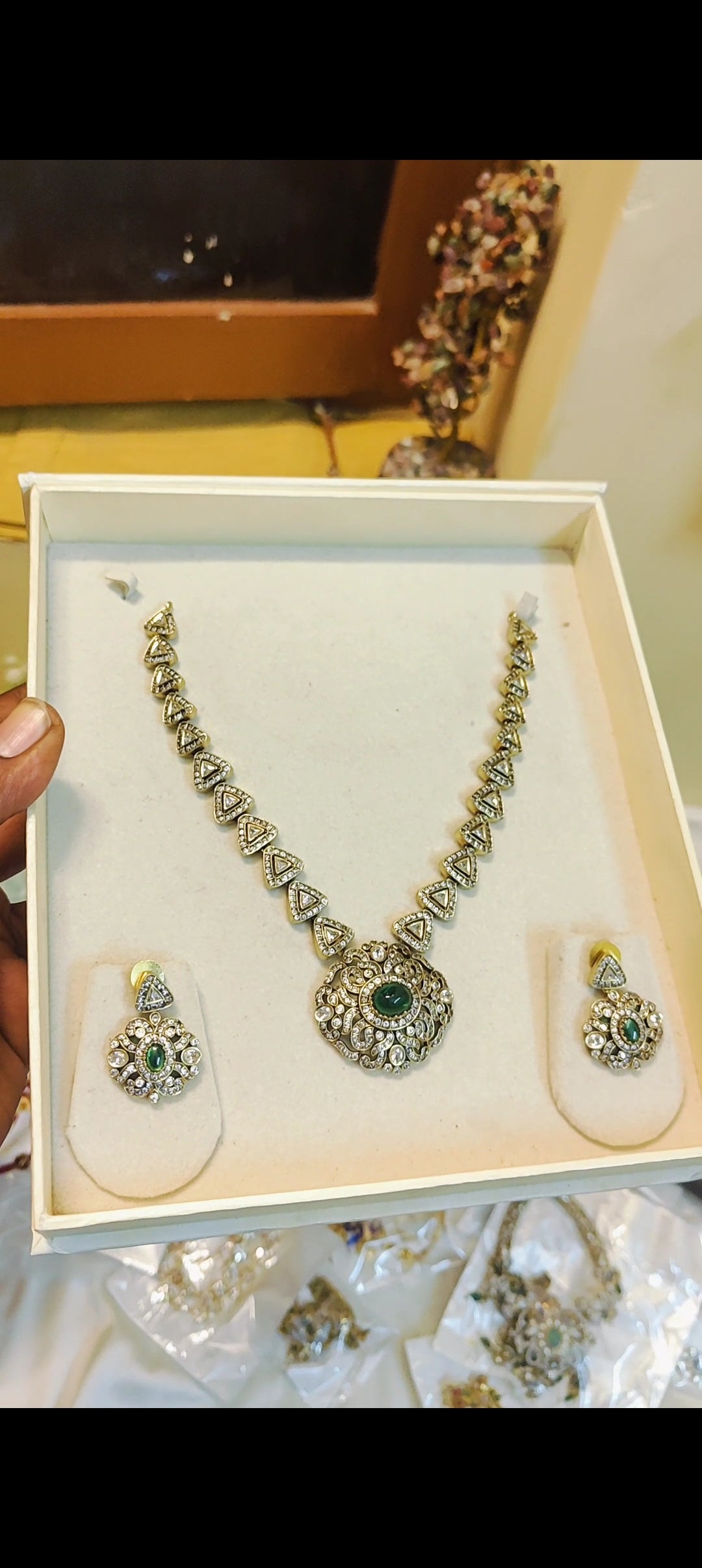 Elegant emerald Victoria neckset