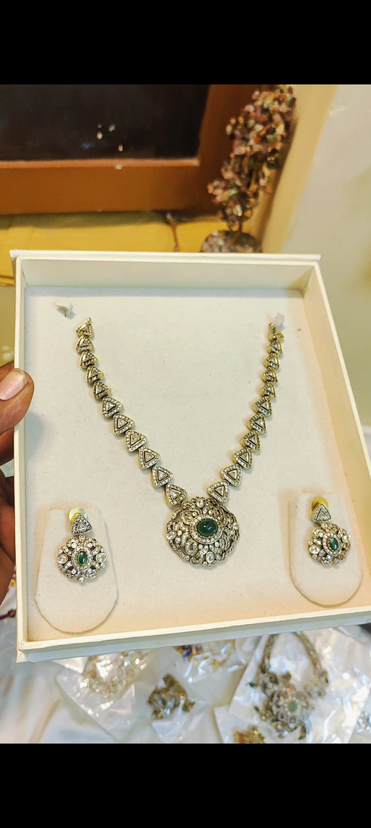 Elegant emerald Victoria neckset